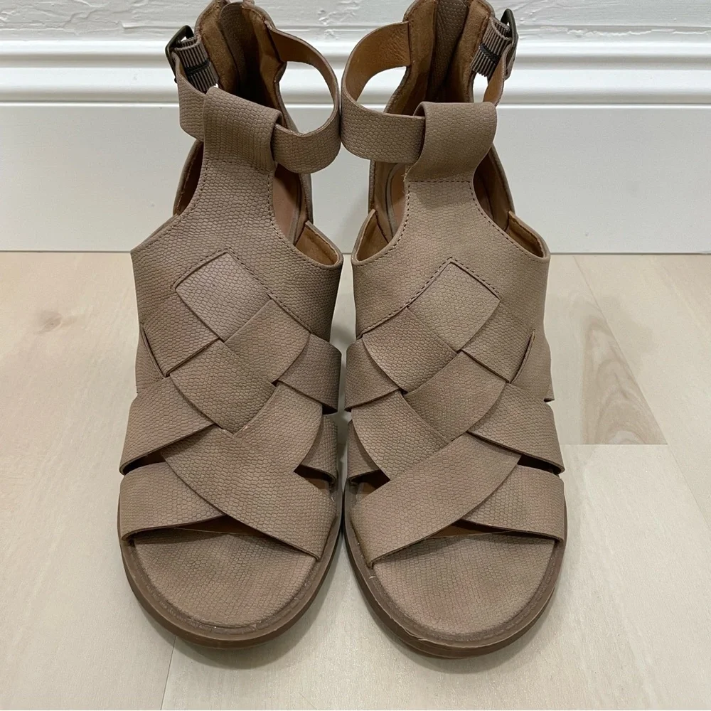 Universal Thread Women's 8.5 Taupe/Auburn Heel Sandal Open Toe Zip Buckle Tan - Picture 8 of 14